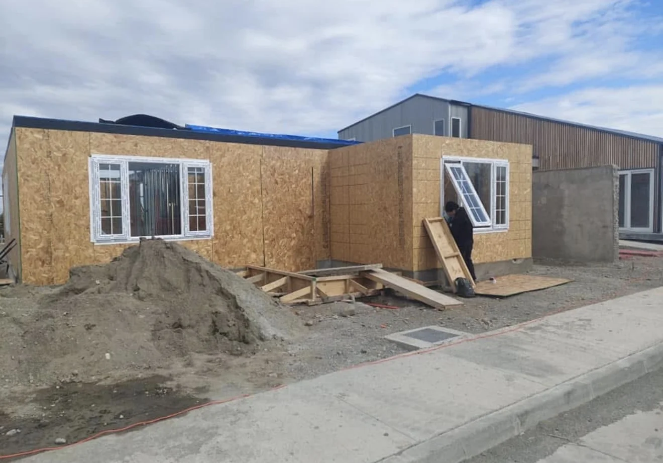 Vivienda en construcción con ventanas blancas instaladas